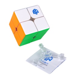 Kostka GAN 249 V2 2x2 obok pudełka