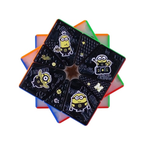 GAN Square-1 MagLev UV Minion Edition widoczny z czarnej ściany